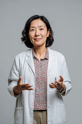 JPG 편집이미지 직업 여자 중년 의학 건강 설명 치료 믿음 진료 환자 의사 정보 가운 상담 전문 의료성형뷰티 편집실사 AI인물포토 AI콘텐츠 옷 감정 모션 사람 성인 의료진 CG 파일형식 AI포토