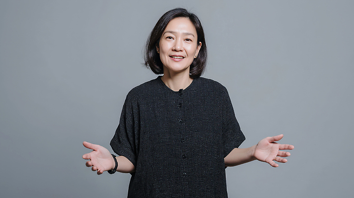 JPG 편집이미지 여자 감정 중년 포즈 백그라운드 모션 스튜디오 실내 밝음 미소 손짓 표현 자신감 의료성형뷰티 스타일 편집실사 AI인물포토 AI콘텐츠 표정 사람 성인 내부 CG 파일형식 AI포토