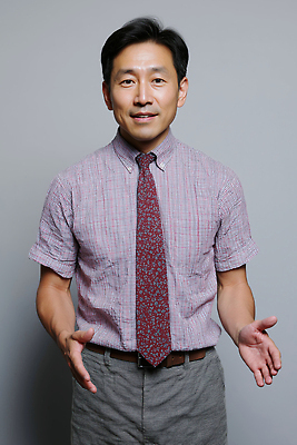 JPG 편집이미지 옷 패션 남자 중년 포즈 백그라운드 셔츠 넥타이 표정 미소 캐주얼 양손 체크무늬 이미지 소통 의료성형뷰티 스타일 편집실사 AI인물포토 AI콘텐츠 손 잡화 컨셉 상의 무늬 사람 성인 CG 파일형식 AI포토