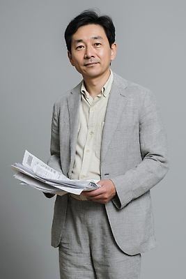 JPG 편집이미지 직업 패션 남자 중년 백그라운드 표정 정장 정보 기자 신문 소식 편안함 집중 모던 내용 룩 의료성형뷰티 편집실사 AI인물포토 AI콘텐츠 옷 컨셉 사람 성인 간행물 감각 뉴스 CG 파일형식 AI포토