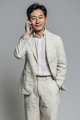 JPG 편집이미지 옷 남자 중년 비즈니스 미소 정장 스마트폰 자신감 모던 통화 소통 긍정적 의료성형뷰티 편집실사 AI인물포토 AI콘텐츠 감정 컨셉 모션 표정 사람 성인 핸드폰 스마트기기 CG 파일형식 AI포토