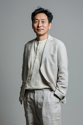 JPG 편집이미지 옷 패션 남자 얼굴 중년 백그라운드 미소 사람 정장 카메라 고요 분위기 고급 의료성형뷰티 스타일 편집실사 AI인물포토 AI콘텐츠 컨셉 표정 성인 신체부위 전자제품 CG 파일형식 AI포토