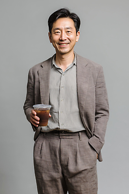 JPG 편집이미지 남자 음료 중년 포즈 셔츠 미소 사람 정장 카메라 회색 편안함 의료성형뷰티 스타일 차분 편집실사 AI인물포토 AI콘텐츠 옷 컬러 컨셉 상의 표정 성인 전자제품 감각 CG 파일형식 AI포토