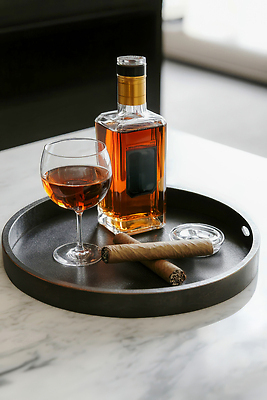 JPG 편집이미지 음료 탁자 잔 흡연 담배 전시 바 분위기 고급 편안함 배열 카지노 위스키 편집실사 AI포토 AI콘텐츠 식기 가구 컨셉 주류 감각 도박 CG 파일형식