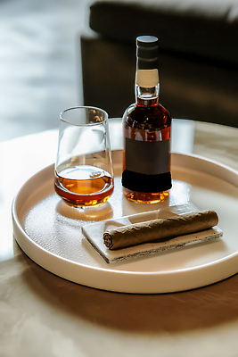 JPG 편집이미지 음료 탁자 휴식 주류 담배 취미 소파 칵테일 바 분위기 고급 저녁 편안함 안락 편집실사 AI포토 AI콘텐츠 가구 컨셉 의자 감각 야간 CG 파일형식