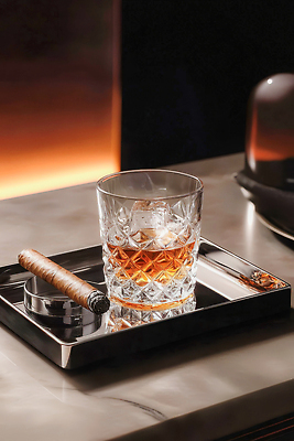 JPG 편집이미지 음료 탁자 휴식 조명 담배 친구 앤티크 칵테일 바 고급 맛 저녁 편안함 위스키 편집실사 AI포토 AI콘텐츠 가구 컨셉 관계 주류 감각 야간 CG 파일형식