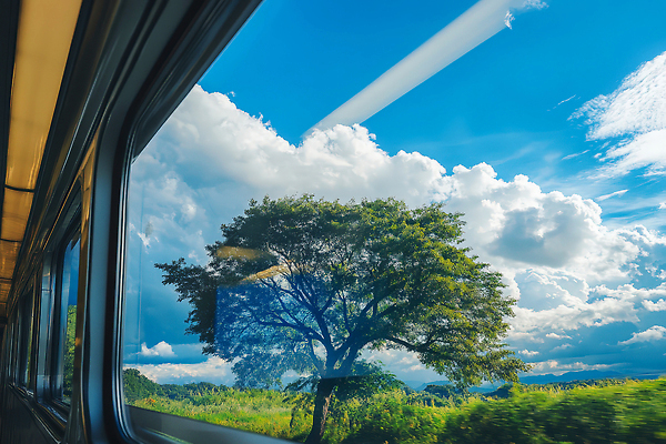 JPG 나무 구름 편집이미지 여행 이동 창문 자연 하늘 풍경 야외 기차 시간 기차역 편집실사 AI포토 AI콘텐츠 자연요소 식물 육상교통 컨셉 대중교통 역 CG 생태계 파일형식