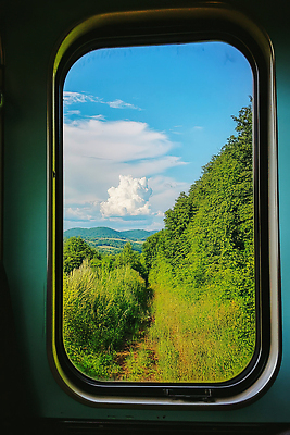 JPG 구름 편집이미지 여유 여행 하늘색 창문 자연 하늘 바람 산 풍경 초원 기차 녹지 선로 편집실사 AI포토 AI콘텐츠 자연요소 감정 육상교통 날씨 대중교통 파란색 CG 생태계 파일형식