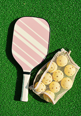 JPG 편집이미지 스포츠 분홍색 장신구 공 취미 운동 노란색 운동기구 코트 테니스 게임 준비 인조잔디 패들 편집실사 피클볼 AI포토 AI콘텐츠 컬러 놀이 건강 잔디 구기 헬스 외투 CG 노_배의노 파일형식