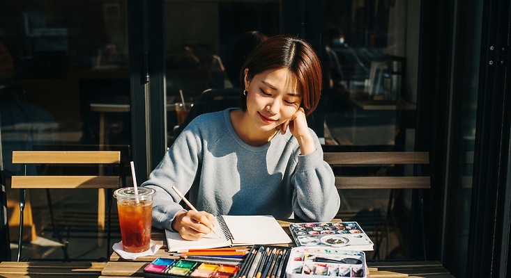 JPG 편집이미지 여자 여유 음료 예술 수채화 물감 카페 발코니 작업 집중 스케치북 그림 오후 창의력 의료성형뷰티 편집실사 AI인물포토 AI콘텐츠 감정 컨셉 학용품 사람 상점 미술도구 CG 파일형식 AI포토
