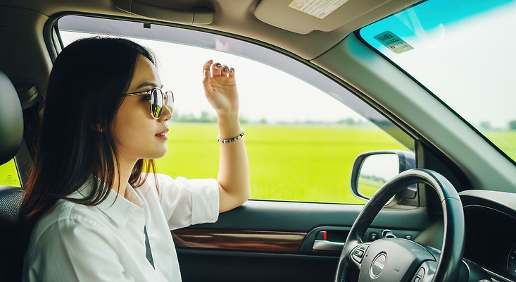 JPG 편집이미지 여자 안경 여행 자동차 자연 풍경 초원 여름 햇빛 드라이브 운전 탐험 친환경 창밖 의료성형뷰티 편집실사 AI인물포토 AI콘텐츠 잡화 계절 육상교통 창문 모션 사람 태양 환경 CG 생태계 파일형식 AI포토