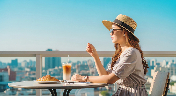 JPG 편집이미지 모자 여자 패션 여유 커피 음료 서울 도시풍경 햇빛 식사 카페 발코니 아침식사 크루아상 의료성형뷰티 스타일 편집실사 AI인물포토 AI콘텐츠 잡화 감정 빵 한국 사람 풍경 태양 상점 도시 CG 파일형식 AI포토