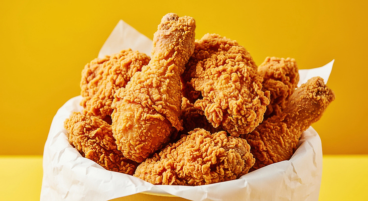 JPG 편집이미지 한식 음식 디저트 패스트푸드 노란색 치킨 튀김 종이컵 바비큐 길거리음식 바삭바삭 편집실사 AI포토 AI콘텐츠 컬러 컨셉 컵 인스턴트 일회용 CG 닭고기요리 파일형식