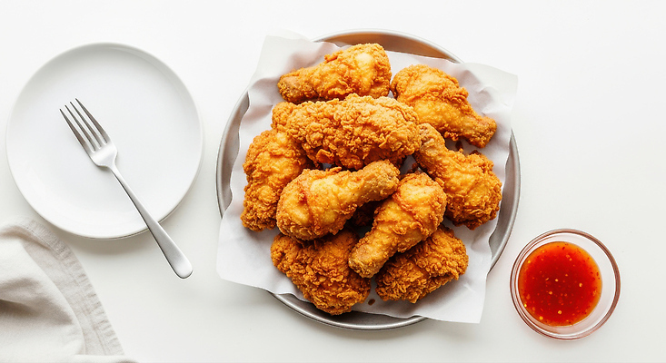 JPG 편집이미지 접시 포크 탁자 디저트 요리 취미 식사 치킨 튀김 금색 맛 즐거움 간편조리식품 바삭바삭 편집실사 AI포토 AI콘텐츠 식기 감정 음식 컬러 가구 컨셉 CG 닭고기요리 파일형식