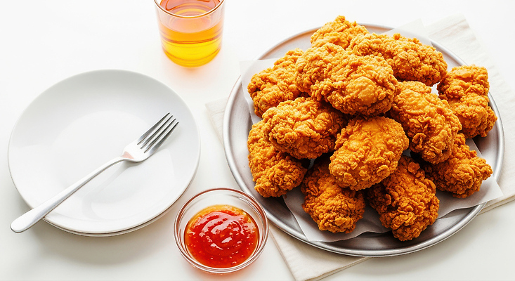 JPG 편집이미지 음식 가족 탁자 디저트 요리 저녁식사 치킨 튀김 소스 바삭바삭 맛있는 편집실사 AI포토 AI콘텐츠 가구 컨셉 관계 식사 양념 CG 닭고기요리 파일형식