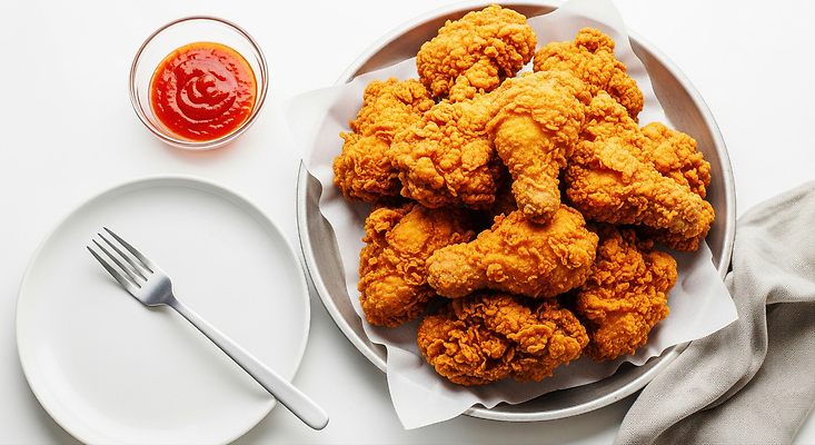 JPG 편집이미지 접시 음식 가족 디저트 요리 축제 식사 치킨 튀김 소스 맛 저녁 상차림 바삭바삭 편집실사 AI포토 AI콘텐츠 식기 컨셉 관계 양념 야간 CG 닭고기요리 파일형식