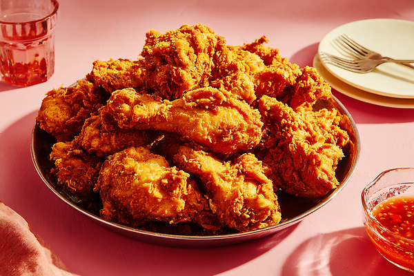 JPG 편집이미지 접시 분홍색 탁자 디저트 패스트푸드 햇빛 식사 치킨 튀김 점심 먹거리 미국음식 바삭바삭 편집실사 AI포토 AI콘텐츠 식기 음식 컬러 가구 컨셉 서양음식 태양 인스턴트 CG 닭고기요리 파일형식