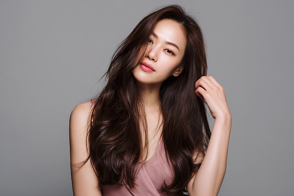 JPG 모델 편집이미지 긴머리 헤어스타일 여자 패션 포즈 회색배경 조명 갈색머리 표정 화장 뷰티 머리카락 촬영 자신감 의료성형뷰티 편집실사 AI인물포토 AI콘텐츠 감정 백그라운드 사람 머리 회색 CG 파일형식 AI포토