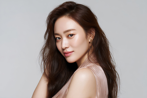 JPG 편집이미지 긴머리 헤어스타일 여자 패션 조명 표정 미소 뷰티 카메라 매력적 우아함 뷰티풀 의료성형뷰티 스타일 편집실사 AI인물포토 AI콘텐츠 컨셉 사람 전자제품 CG 파일형식 AI포토