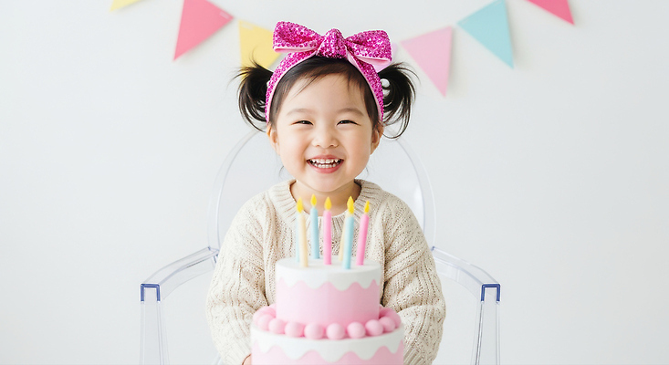 JPG 편집이미지 행복 어린이 분홍색 장신구 촛불 표정 웃음 소녀 장식 파티 케이크 축하 생일 스웨터 의료성형뷰티 편집실사 AI인물포토 AI콘텐츠 여자 기념일 감정 컬러 컨셉 상의 초 디저트 사람 이벤트 CG 파일형식 AI포토