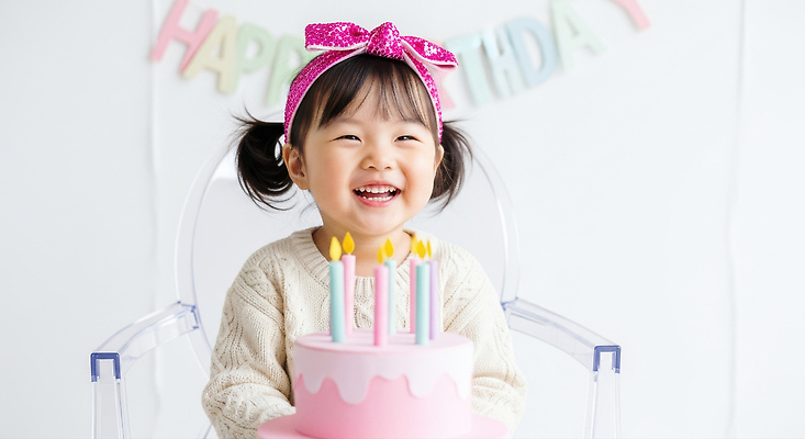 JPG 편집이미지 행복 어린이 분홍색 촛불 가족 웃음 소녀 장식 친구 파티 케이크 촬영 축하 생일 생일선물 의료성형뷰티 편집실사 AI인물포토 AI콘텐츠 여자 기념일 감정 컬러 컨셉 초 관계 디저트 표정 선물 사람 이벤트 CG 파일형식 AI포토