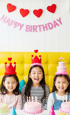 JPG 편집이미지 기념일 행복 어린이 놀이 왕관 웃음 장식 친구 파티 케이크 축하 생일 즐거움 풍선 의료성형뷰티 편집실사 AI인물포토 AI콘텐츠 감정 컨셉 관계 디저트 표정 사람 이벤트 CG 파일형식 AI포토