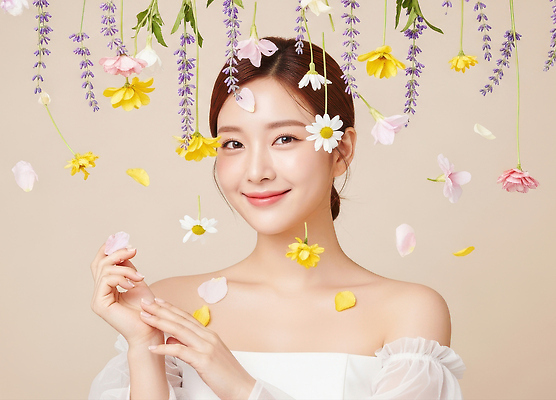 JPG 편집이미지 여자 꽃잎 꽃 감정 포즈 백그라운드 자연 휴식 미소 웃음 청춘 햇빛 화사함 뷰티풀 의료성형뷰티 편집실사 AI인물포토 AI콘텐츠 식물 컨셉 표정 사람 태양 CG 생태계 파일형식 AI포토