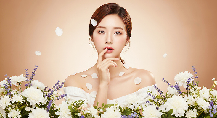 JPG 모델 편집이미지 여자 패션 꽃잎 꽃 포즈 백그라운드 자연 조명 미소 장식 사진촬영 우아함 피부 뷰티풀 의료성형뷰티 편집실사 AI인물포토 AI콘텐츠 식물 컨셉 표정 사람 신체부위 촬영 CG 생태계 파일형식 AI포토