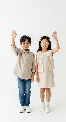 JPG 편집이미지 디자인 패션 어린이 포즈 실내 미소 소녀 소년 사진촬영 인사 아동복 손흔들기 의료성형뷰티 편집실사 AI인물포토 AI콘텐츠 옷 여자 남자 모션 표정 사람 내부 촬영 예절 CG 파일형식 AI포토