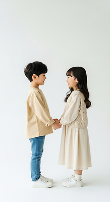 JPG 편집이미지 옷 행복 어린이 놀이 미소 웃음 소녀 소년 손잡기 촬영 우정 의료성형뷰티 편집실사 AI인물포토 AI콘텐츠 여자 남자 감정 모션 표정 사람 친구 CG 파일형식 AI포토