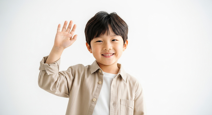 JPG 편집이미지 어린이 포즈 조명 미소 웃음 사람 소년 캐주얼 귀여움 인사 화사함 손흔들기 의료성형뷰티 편집실사 AI인물포토 AI콘텐츠 옷 남자 컨셉 모션 표정 예절 CG 파일형식 AI포토