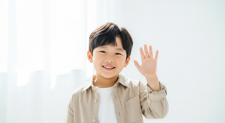 JPG 편집이미지 행복 어린이 실내 표정 미소 소년 일상 친구 햇빛 편안함 즐거움 손흔들기 순간 의료성형뷰티 편집실사 AI인물포토 AI콘텐츠 남자 감정 관계 모션 사람 내부 라이프 태양 감각 CG 파일형식 AI포토