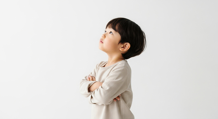 JPG 편집이미지 감정 어린이 생각 무표정 소년 평화 팔짱 관찰 기다림 순수 호기심 의료성형뷰티 편집실사 AI인물포토 AI콘텐츠 남자 컨셉 모션 표정 사람 CG 파일형식 AI포토