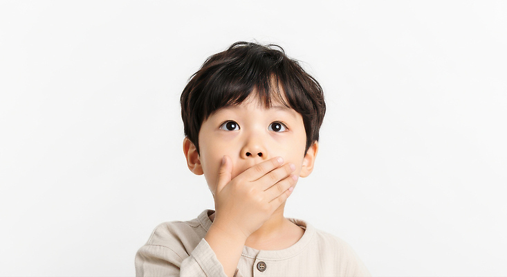 JPG 편집이미지 시선 감정 어린이 모션 표정 소년 머리카락 놀람 가림 입 순수 의료성형뷰티 편집실사 AI인물포토 AI콘텐츠 남자 컨셉 사람 신체부위 머리 CG 파일형식 AI포토