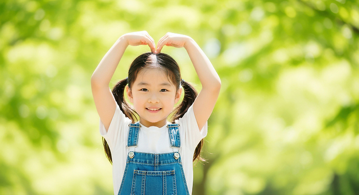 JPG 나무 편집이미지 공원 행복 어린이 자연 사랑 웃음 햇빛 소풍 하트 놀이터 순수 즐거움 순간 의료성형뷰티 편집실사 AI인물포토 AI콘텐츠 모양 식물 공공시설 감정 컨셉 놀이 표정 사람 태양 야외활동 CG 생태계 파일형식 AI포토