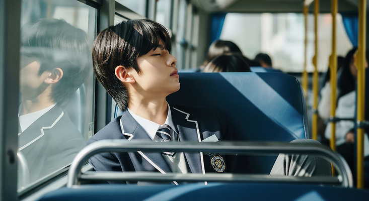 자연요소 옷 교육 남자 어린이 육상교통 교통수단 컨셉 창문 학교 대중교통 사람 CG 파일형식 AI포토 소년 학생 버스 이동 주간 잠 창가 청소년 고등학교 교복 동행 편집이미지 JPG 의료성형뷰티 편집실사 AI인물포토 AI콘텐츠