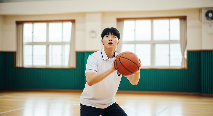 JPG 편집이미지 스포츠 공 모션 청소년 협력 농구 소년 운동 운동장 코트 집중 연습 드리블 슈팅 의료성형뷰티 편집실사 AI인물포토 AI콘텐츠 남자 어린이 컨셉 스포츠시설 건강 사람 구기 외투 공간 CG 파일형식 AI포토