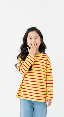 JPG 편집이미지 헤어스타일 패션 행복 어린이 티셔츠 장난 실내 미소 웃음 소녀 빨간색 노란색 줄무늬 흰배경 의료성형뷰티 스타일 편집실사 AI인물포토 AI콘텐츠 여자 감정 컬러 백그라운드 셔츠 무늬 표정 사람 내부 흰색 CG 파일형식 AI포토