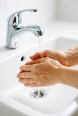 JPG 편집이미지 가정 건강 청결 위생 수도꼭지 화장실 설비 손씻기 물흐름 생활습관 위생관리 의료성형뷰티 손소독 편집실사 AI인물포토 AI콘텐츠 관리 흐름 씻기 CG 시설 습관 소독 파일형식 AI포토