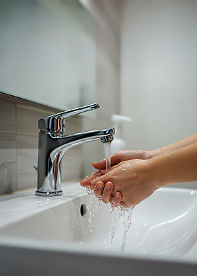 JPG 편집이미지 손 건강 생활 물 청결 위생 세면대 수도꼭지 손씻기 수돗물 생활습관 위생관리 의료성형뷰티 편집실사 AI인물포토 AI콘텐츠 자연요소 관리 신체부위 씻기 CG 습관 파일형식 AI포토