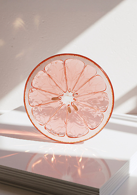 JPG 편집이미지 예술 생활용품 탁자 잔 귤 일상 장식 빛 반짝임 인테리어 평화 투명 편안함 창가 창의성 편집실사 AI컴퓨터그래픽 AI콘텐츠 식기 디자인 가구 컨셉 과일 창문 모션 라이프 감각 CG 오브젝트 파일형식