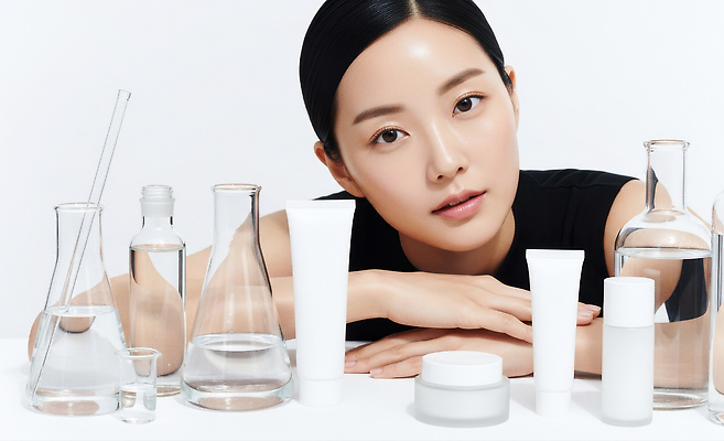 JPG 편집이미지 여자 과학 실험 뷰티 청결 화장품 자신감 실험실 집중 피부관리 스킨케어 성분 의료성형뷰티 편집실사 AI인물포토 AI콘텐츠 감정 컨셉 사람 위생 CG 파일형식 AI포토