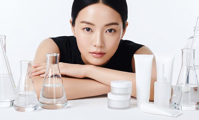 JPG 모델 편집이미지 여자 관리 뷰티 유행 청결 화장품 크림 피부관리 화장대 스킨케어 클렌징 보습 스타일링 의료성형뷰티 세럼 편집실사 AI인물포토 AI콘텐츠 가구 사람 위생 CG 파일형식 AI포토