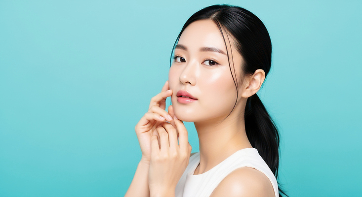 JPG 모델 편집이미지 손 여자 얼굴 포즈 백그라운드 미소 화장 촬영 청록색 뷰티풀 의료성형뷰티 스타일 편집실사 AI인물포토 AI콘텐츠 컬러 표정 사람 신체부위 뷰티 CG 파일형식 AI포토