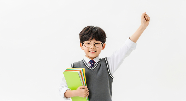 JPG 편집이미지 학생 손 교육 교복 백그라운드 응원 미소 사람 소년 책 학습 기쁨 자신감 긍정적 의료성형뷰티 편집실사 AI인물포토 AI콘텐츠 옷 남자 감정 어린이 표정 신체부위 CG 파일형식 AI포토