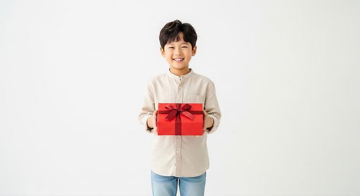 JPG 편집이미지 행복 초등학생 어린이 가족 새해 선물 미소 이벤트 소년 빨간색 파티 기쁨 흰색 축하 생일 의료성형뷰티 편집실사 AI인물포토 AI콘텐츠 학생 기념일 남자 감정 컬러 컨셉 관계 표정 사람 CG 파일형식 AI포토