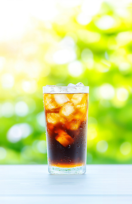 JPG 편집이미지 여유 음료 자연 휴식 여름 빛 햇빛 얼음 카페 시원함 즐거움 아이스커피 청량 편집실사 AI포토 AI콘텐츠 자연요소 계절 감정 커피 컨셉 태양 상점 CG 생태계 파일형식