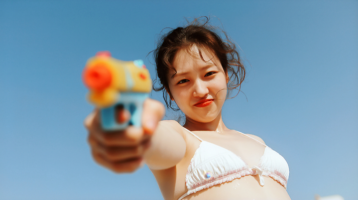 JPG 편집이미지 여자 모션 웃음 해변 여름 친구 청춘 비키니 햇빛 축제 자유 수상스포츠 즐거움 물총 의료성형뷰티 편집실사 AI인물포토 AI콘텐츠 계절 수영복 감정 스포츠 바다 컨셉 관계 표정 사람 태양 CG 파일형식 AI포토