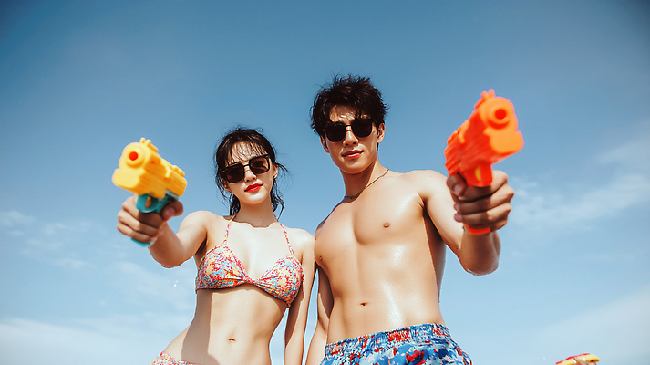 JPG 편집이미지 커플 바다 포즈 물놀이 놀이 취미 해변 여름 친구 비키니 선글라스 햇빛 즐거움 물총 의료성형뷰티 편집실사 AI인물포토 AI콘텐츠 계절 수영복 감정 안경 관계 태양 CG 파일형식 AI포토