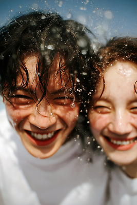 JPG 편집이미지 커플 행복 바다 자연 물놀이 사랑 웃음 해변 여름 햇빛 즐거움 해수욕 의료성형뷰티 스플래쉬 편집실사 AI인물포토 AI콘텐츠 계절 감정 관계 놀이 휴가 표정 태양 CG 생태계 파일형식 AI포토